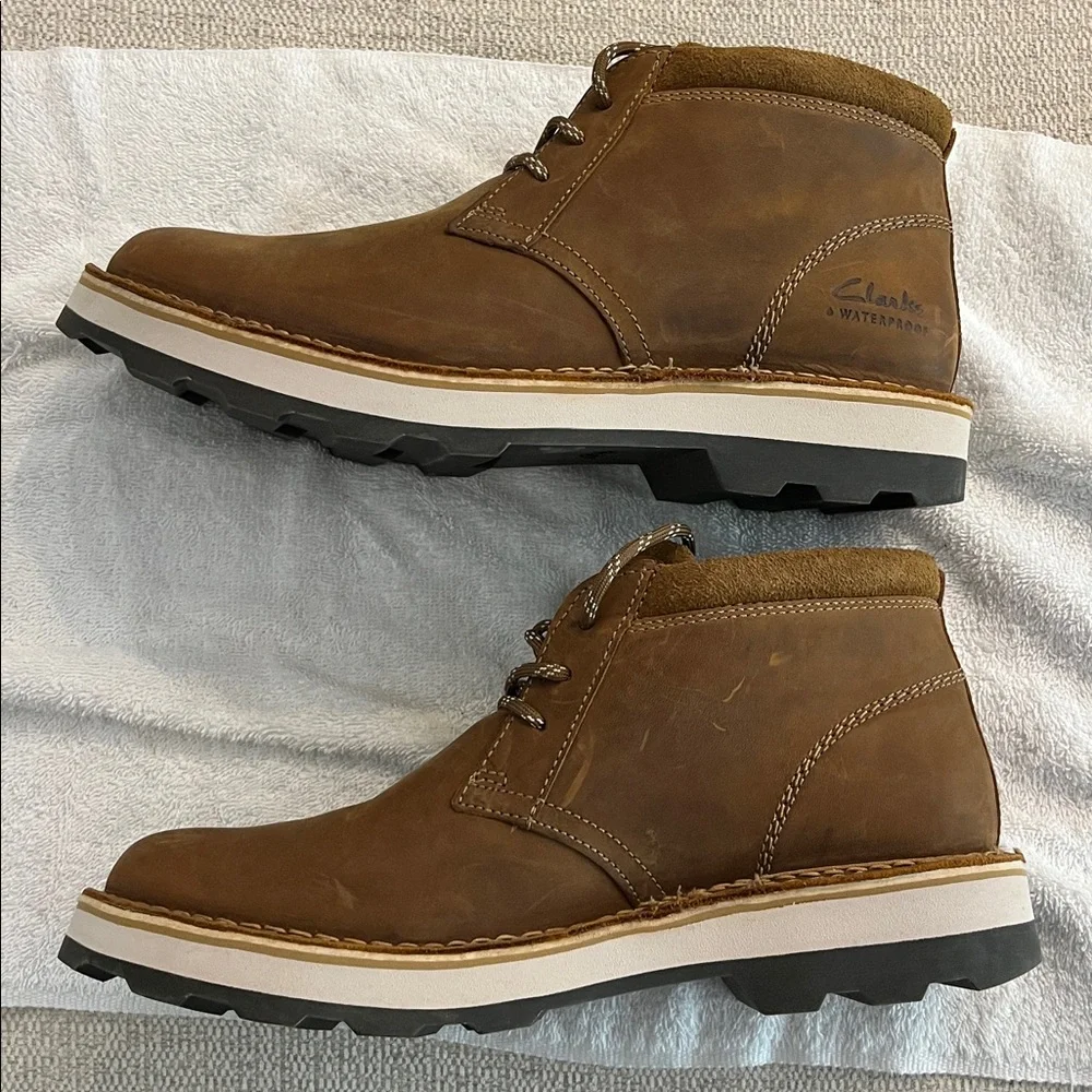 Clarks Men’s Tan Brown Leather Chukka Boots